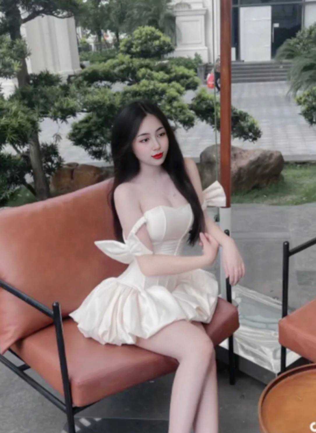 Hình ảnh bàn thắng bóng đá với các yếu tố an toàn và khuyến mãi của sòng bạc trực tuyến trên nền vàng.